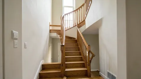 Klatka schodowa w domu piętrowym